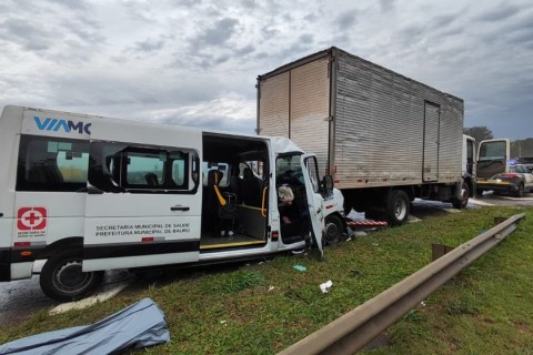 Acidente fatal interdita castello branco e envolve van de prefeitura