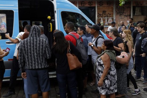 Entrei na estação para fugir dos tiros, conta moradora do rio