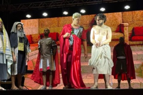 Espetáculo Paixão de Cristo emociona público no Teatro Municipal de Jandira
