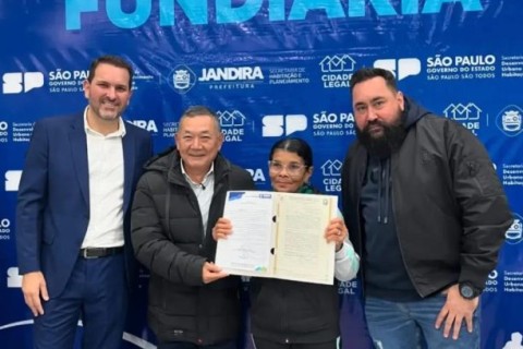 Dr. Sato entrega documentos da casa própria para famílias em Jandira