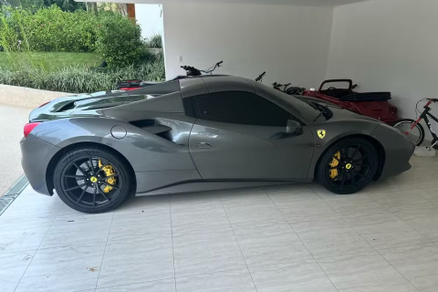 PF encontra Ferrari e meio milhão de reais em casa de chefe de quadrilha em Jandira durante megaoperação contra roubo de cargas