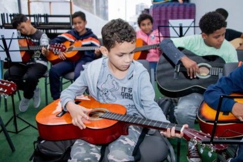 Carapicuíba abre inscrições para 60 vagas em cursos culturais e atividades esportivas gratuitas